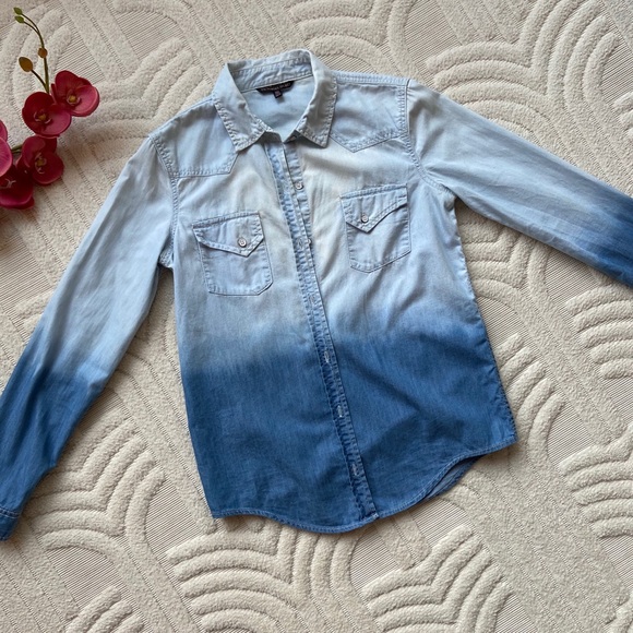 ✨SOLD✨ Ombré Denim Button-Down - Picture 4 of 11